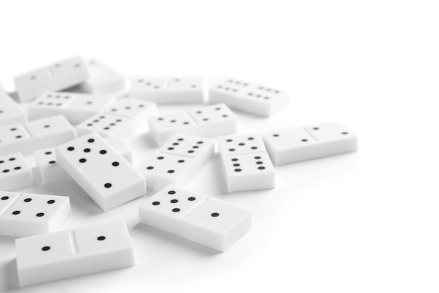 Pilha de dominó, isolada no branco