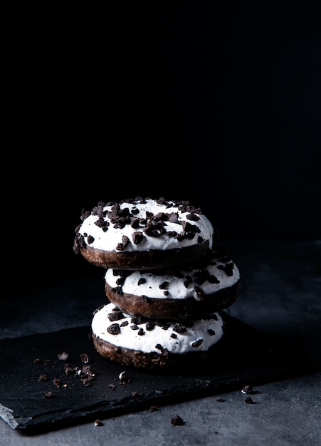 Foto pilha de donuts vitrificados com chocolate