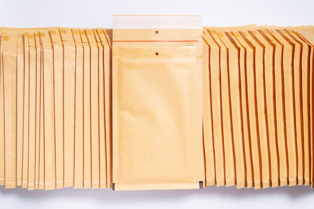 Pilha de envelopes de bolha, plano de fundo texturizado