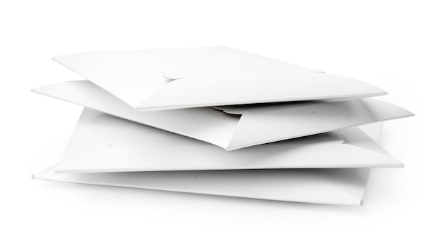 Foto pilha de envelopes em fundo branco