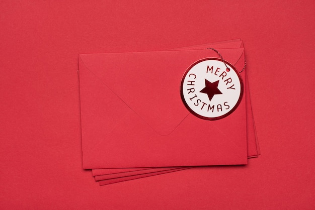 Pilha de envelopes para o conceito de Papai Noel. Acima em cima, close-up, vista da foto de uma pilha de envelopes vermelhos com fundo vermelho de marca isolada