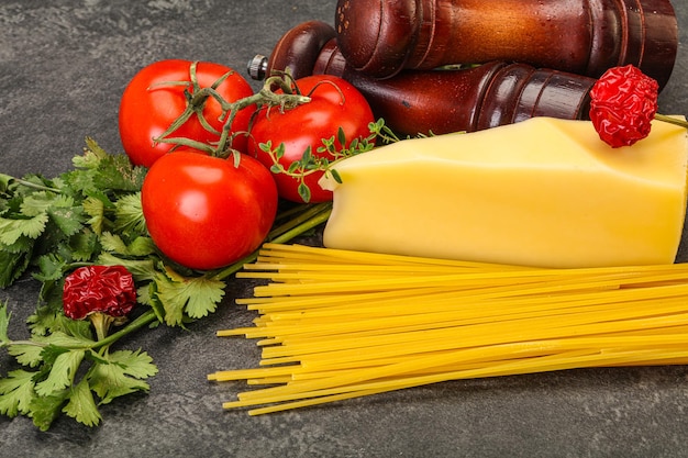 Pilha de espaguete italiano cru com queijo