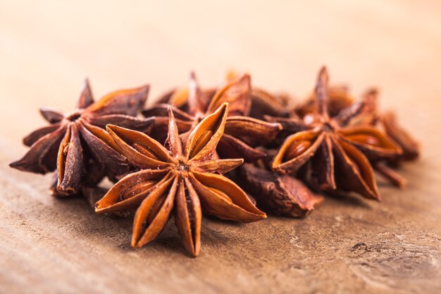 Pilha de estrelas de anis na mesa de madeira