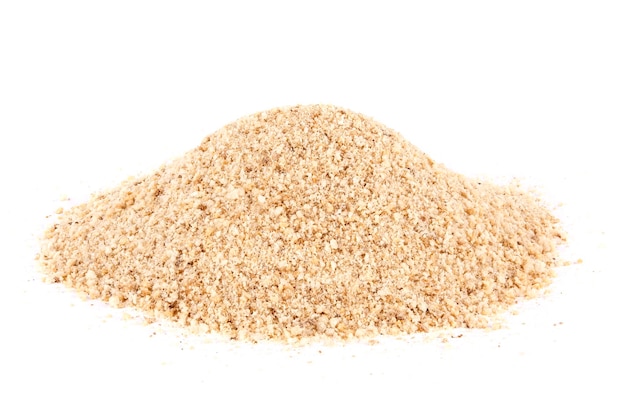 Pilha de farinha de rosca isolada em branco
