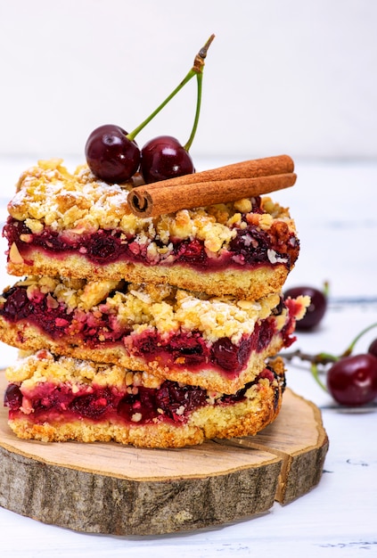 Pilha de fatias assadas de uma torta com bagas de cereja