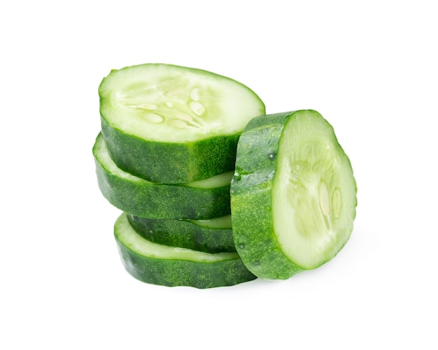 Pilha de fatias de pepino verde isoladas no fundo branco