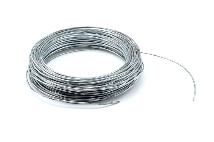 Foto pilha de fios galvanizados em fundo branco