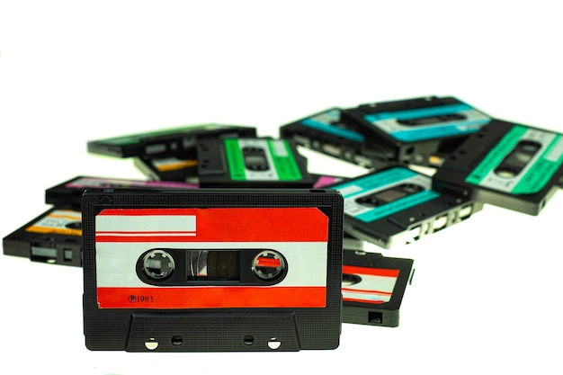 Pilha de fitas cassete compactas vintage, close-up de um conjunto de fitas de áudio antigas