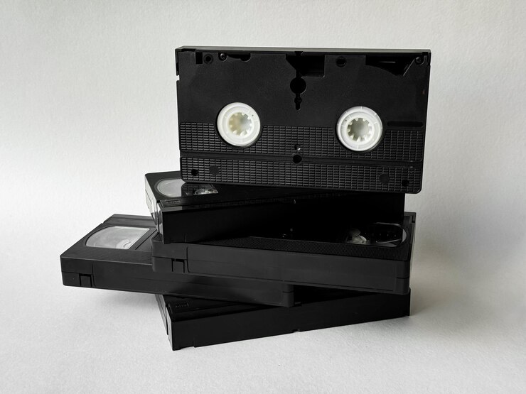 Foto pilha de fitas vintage em um fundo branco destacando mídia retro