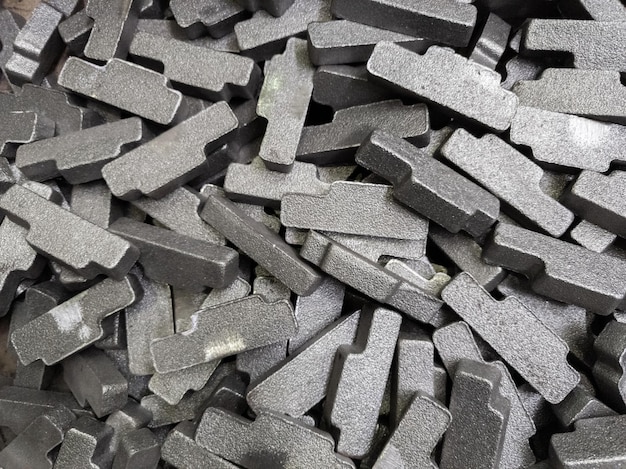Pilha de forjados de aço cinza após jateamento padrão industrial pesado natural fechado com foco seletivo