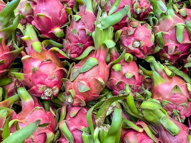 Pilha de fruta do dragão fresco no mercado.