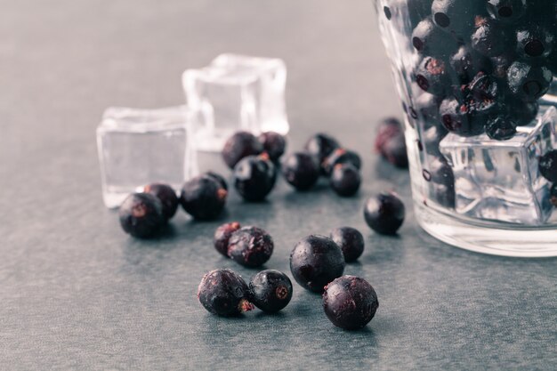 Pilha de frutas com cubos de gelo