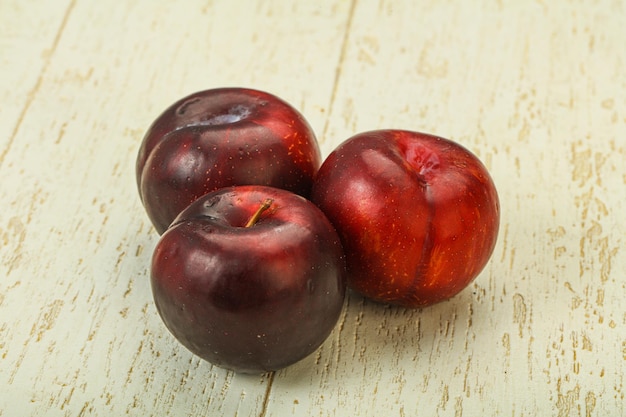 Pilha de frutas de ameixa doce madura