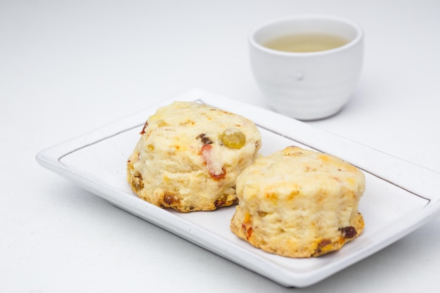 Pilha de frutas de biscoitos isoladas em fundo branco A imagem tem profundidade de campo rasa