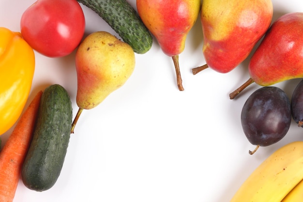 Pilha de frutas e legumes isoladas em fundo branco Fundo de alimentos orgânicos com espaço de cópia Closeup