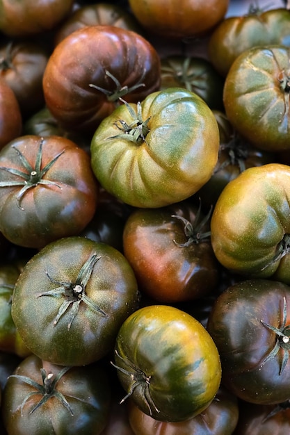 Pilha de fundo vegetal de tomates Krim pretos maduros no mercado