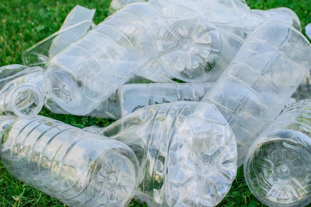 Pilha de garrafas plásticas usadas na grama o conceito de ecologia Conceito de separação de resíduos