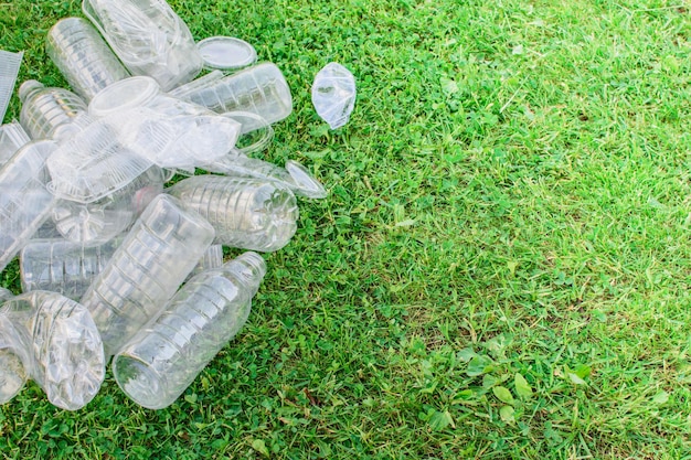 Pilha de garrafas plásticas usadas na grama o conceito de ecologia Conceito de separação de resíduos