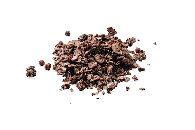Pilha de granola de chocolate crocante isolada no fundo branco