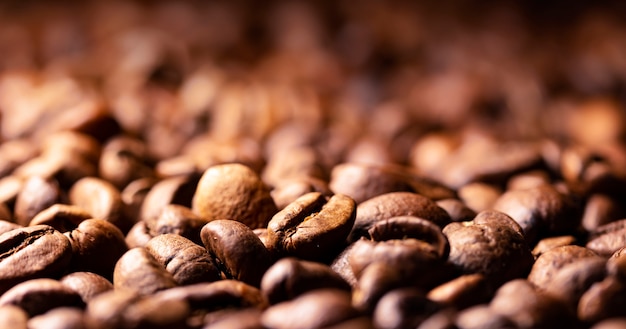 Pilha de grãos de café textura, close-up, escuro