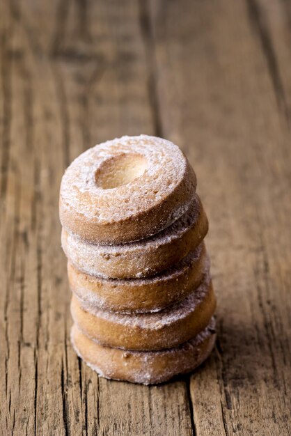 Pilha de grupo de biscoitos caseiros de manteiga em um fundo de madeira Sobremesa saborosa Biscoitos saborosos