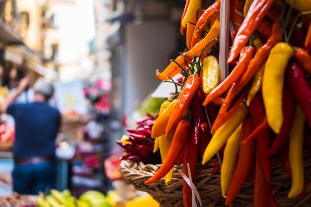 Pilha de habanero picante em nápoles, itália, no mercado de rua da frota com alimentos saudáveis e naturais