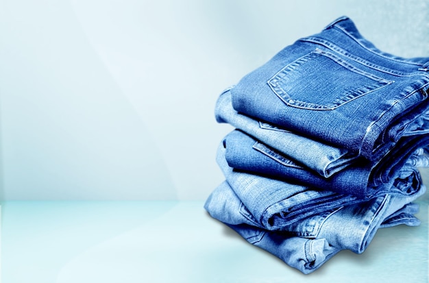 Pilha de jeans azul sobre fundo branco