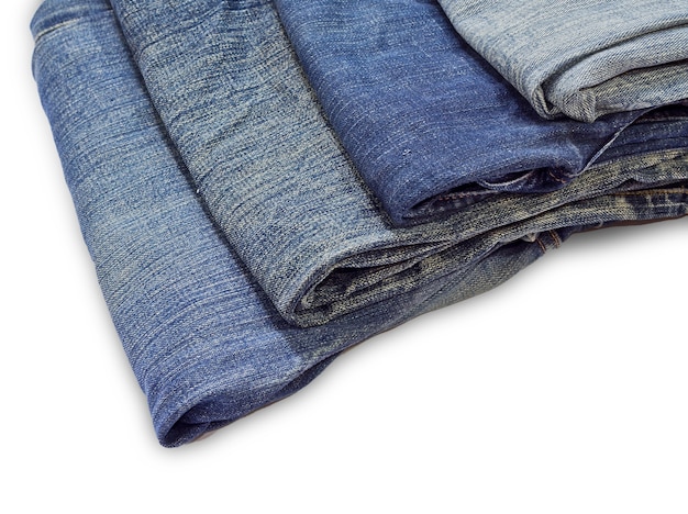 Foto pilha de jeans isolado no branco