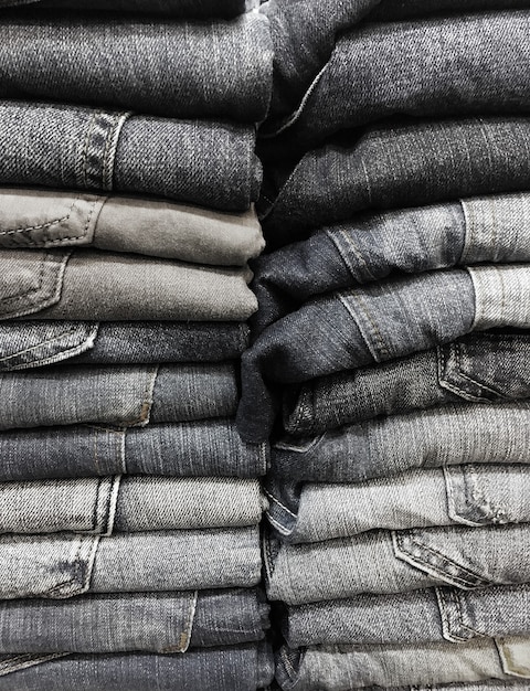Pilha de jeans velhos