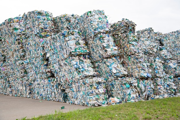 Pilha de latas prensadas de tetrapack em uma planta de coleta de lixo