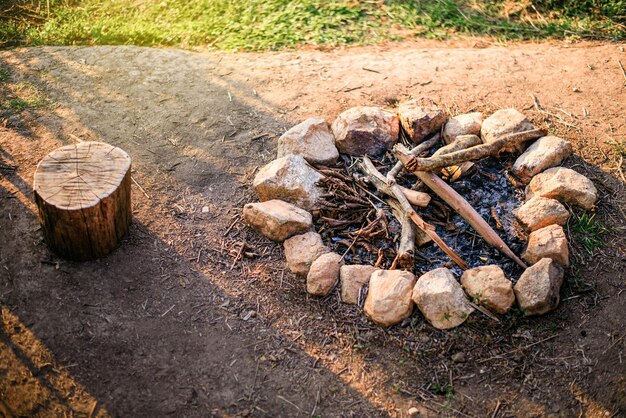 Pilha de lenha na área de acampamento