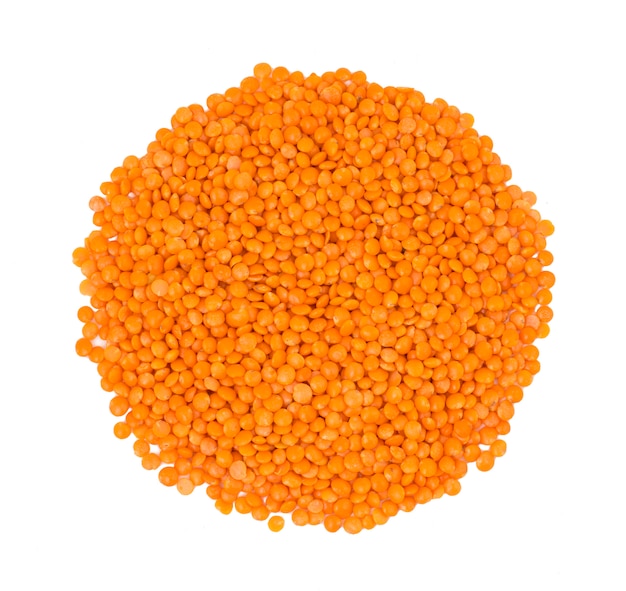 Pilha de lentilhas vermelhas ou Masoor Dal no fundo branco