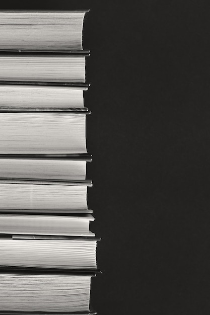 Pilha de livros com espaço para texto em modo preto e branco