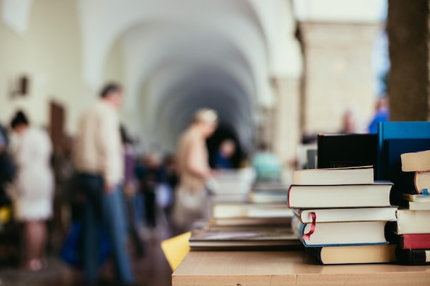 Foto pilha de livros em um espaço de texto do mercado de pulgas de livro de caridade