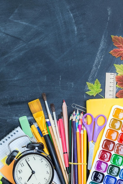 Pilha de livros em uma mesa para voltar às aulas