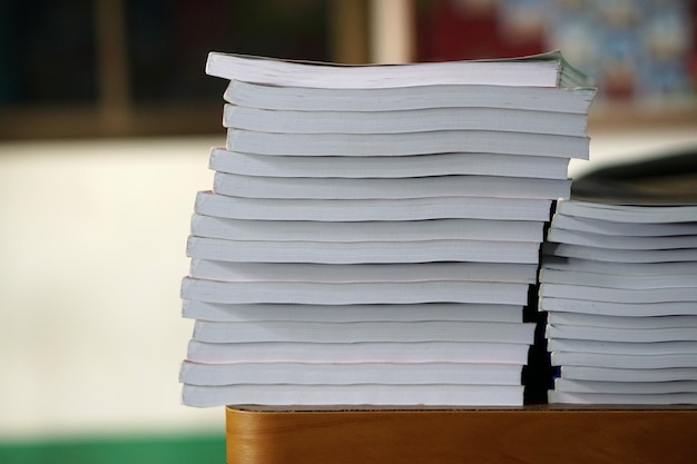 Pilha de livros na mesa de madeira