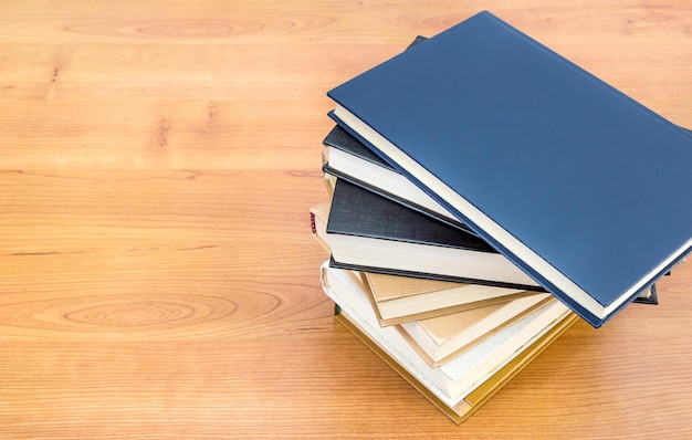 Pilha de livros na mesa de madeira