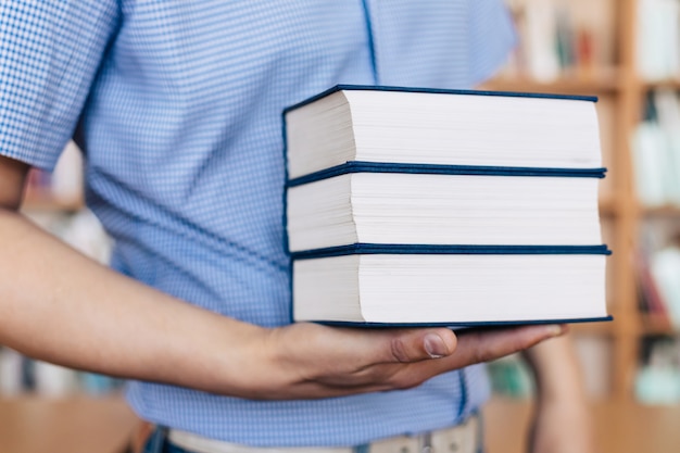 Pilha de livros na palma da mão