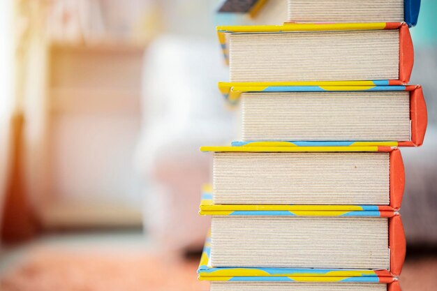 Foto pilha de livros na sala da biblioteca e estante desfocada para negócios e educação