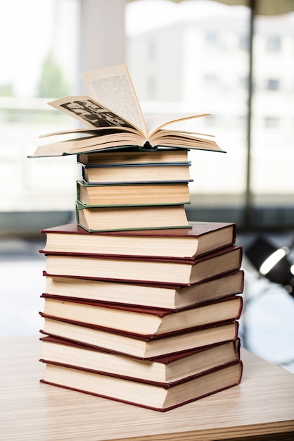 Pilha de livros organizados na mesa do escritório