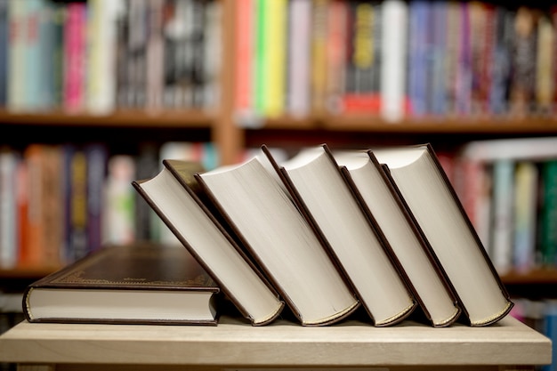 Foto pilha de livros que se encontram na biblioteca