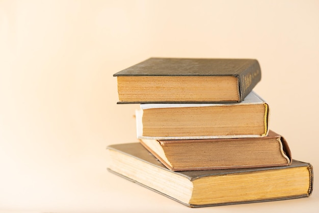 Pilha de livros sobre educação de fundo bege aprendendo cultura de estudo