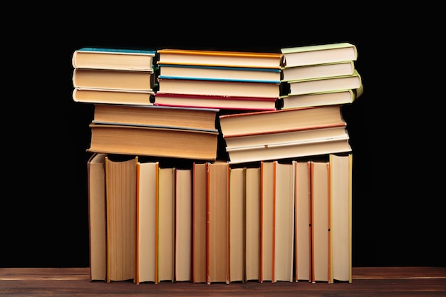 Pilha de livros sobre um fundo pretoEducação