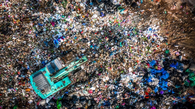 Pilha de lixo na lixeira ou aterro, Caminhões de lixo de vista aérea descarregam lixo para um aterro, o aquecimento global.