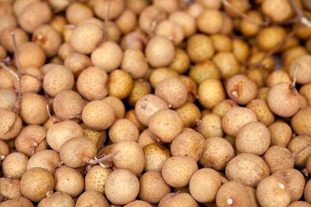 Pilha de Longan em uma banca de mercado