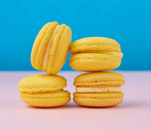 Pilha de macarons de limão amarelo redondo cozido