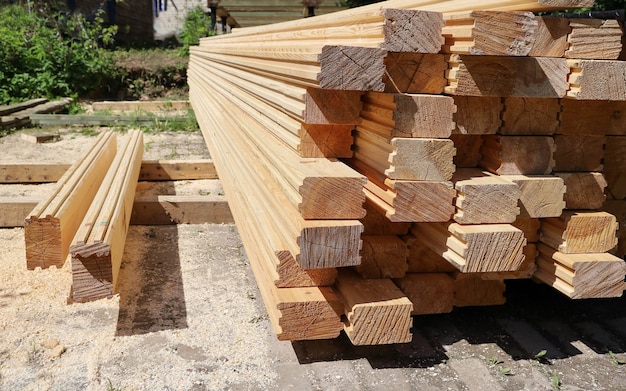 Pilha de madeira calibrada para madeira para construção de casas, a céu aberto