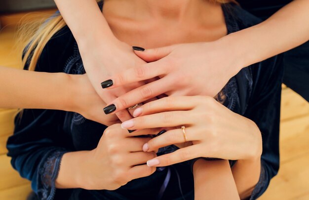 Pilha de mãos multirraciais femininas em sinal de união
