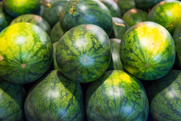 Pilha de melancias verdes maduras no mercado. Pode ser usado como fundo de comida