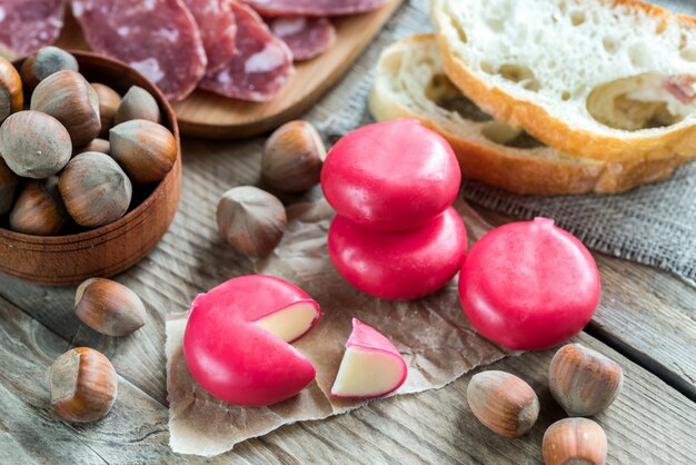 Pilha de mini queijo com fatias de fuet e avelãs